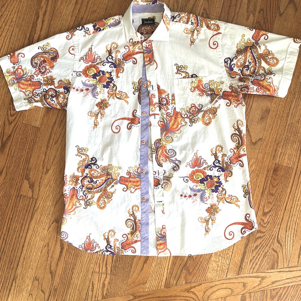 Men’s cotton short-sleeve button down shirt.
